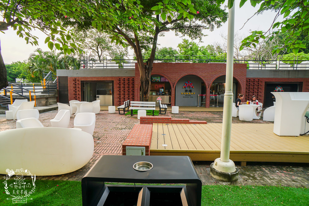 高雄[抒嗜人文茶飲SUNSAY]鳳山超浪漫露天咖啡廳!到了夜晚還會閃閃發光~