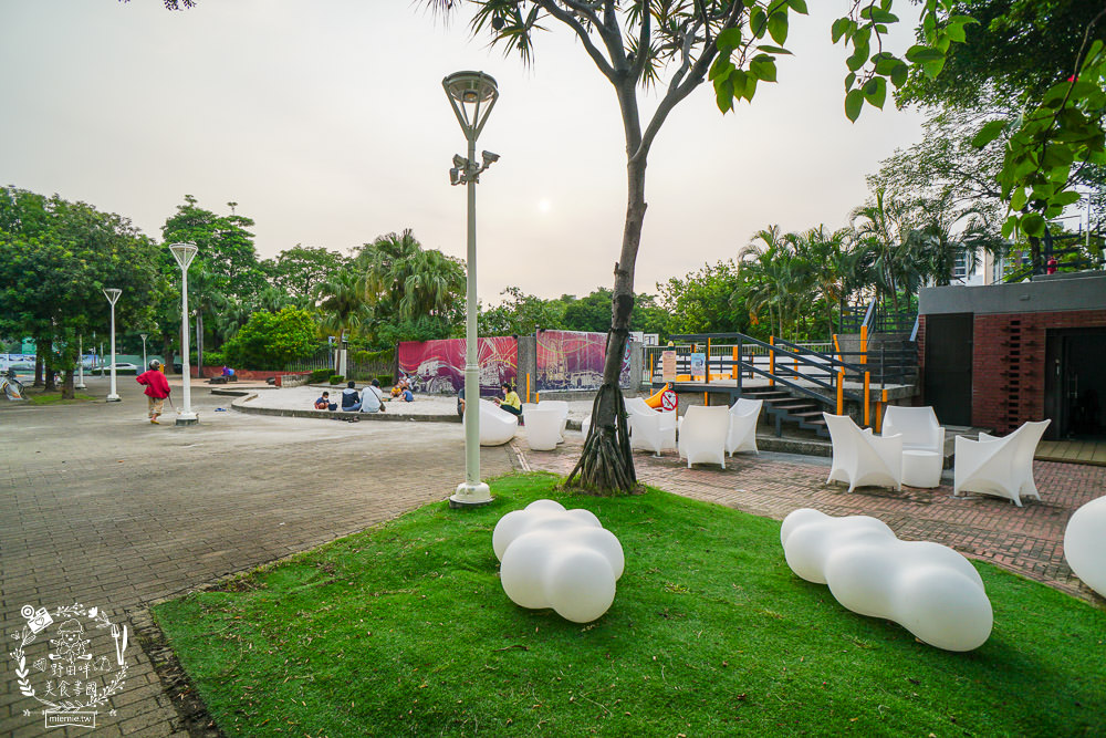 高雄[抒嗜人文茶飲SUNSAY]鳳山超浪漫露天咖啡廳!到了夜晚還會閃閃發光~