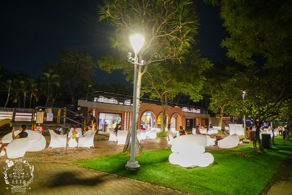 高雄[抒嗜人文茶飲SUNSAY]鳳山超浪漫露天咖啡廳!到了夜晚還會閃閃發光~