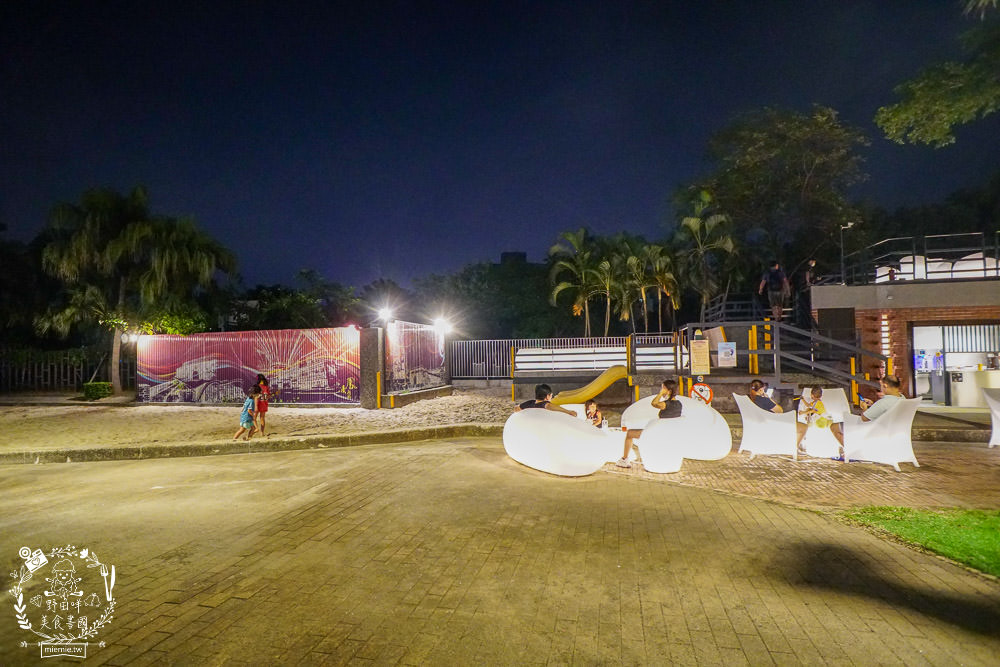 高雄[抒嗜人文茶飲SUNSAY]鳳山超浪漫露天咖啡廳!到了夜晚還會閃閃發光~