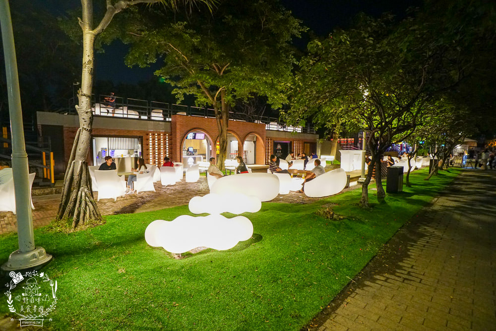 高雄[抒嗜人文茶飲SUNSAY]鳳山超浪漫露天咖啡廳!到了夜晚還會閃閃發光~