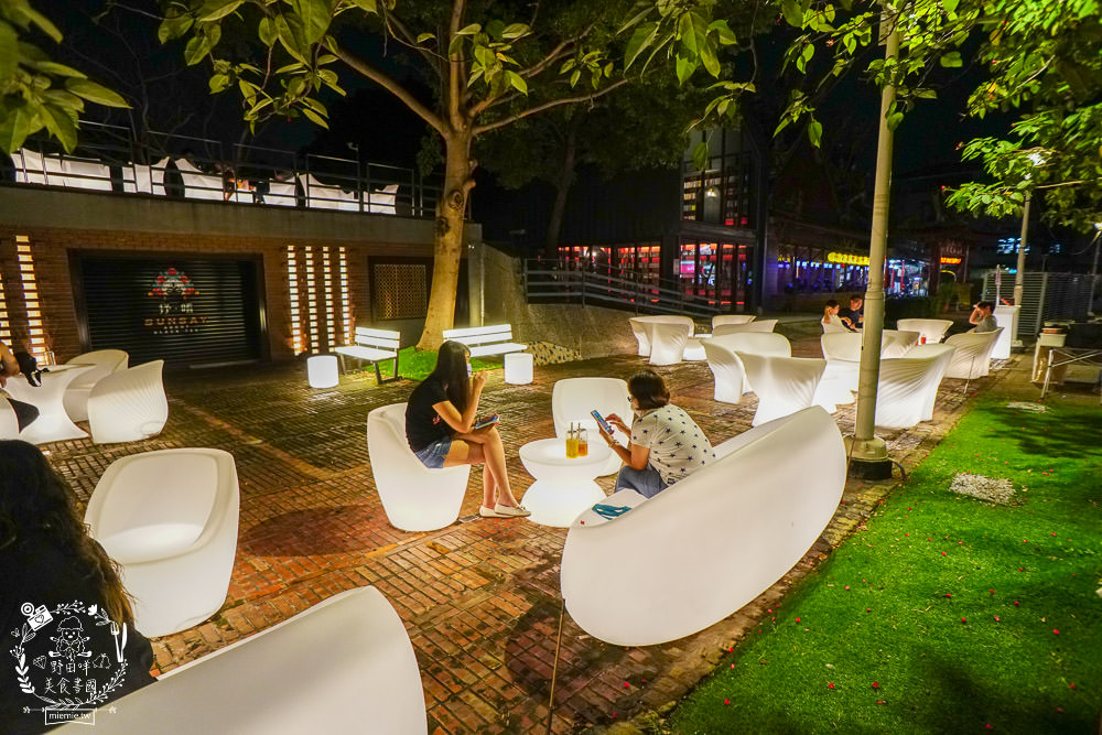 高雄[抒嗜人文茶飲SUNSAY]鳳山超浪漫露天咖啡廳!到了夜晚還會閃閃發光~