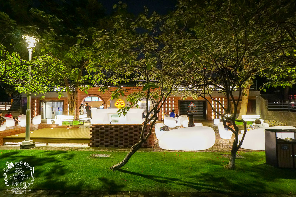 高雄[抒嗜人文茶飲SUNSAY]鳳山超浪漫露天咖啡廳!到了夜晚還會閃閃發光~