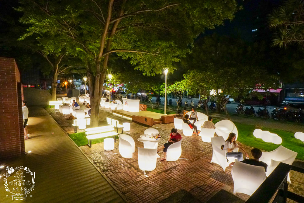 高雄[抒嗜人文茶飲SUNSAY]鳳山超浪漫露天咖啡廳!到了夜晚還會閃閃發光~