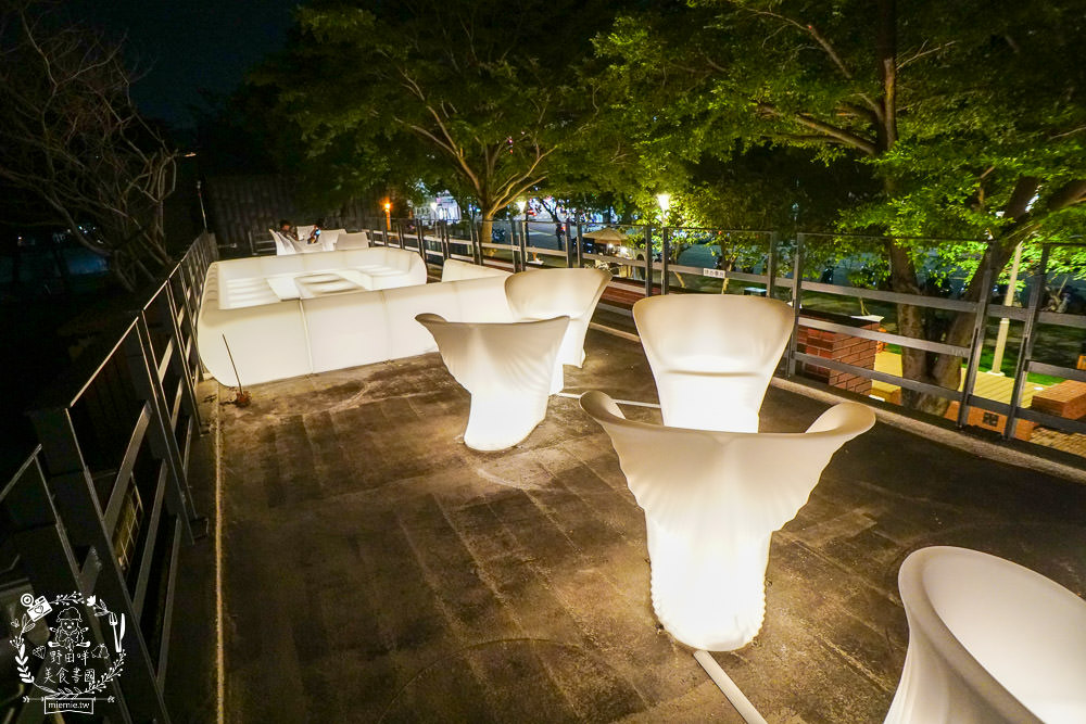 高雄[抒嗜人文茶飲SUNSAY]鳳山超浪漫露天咖啡廳!到了夜晚還會閃閃發光~
