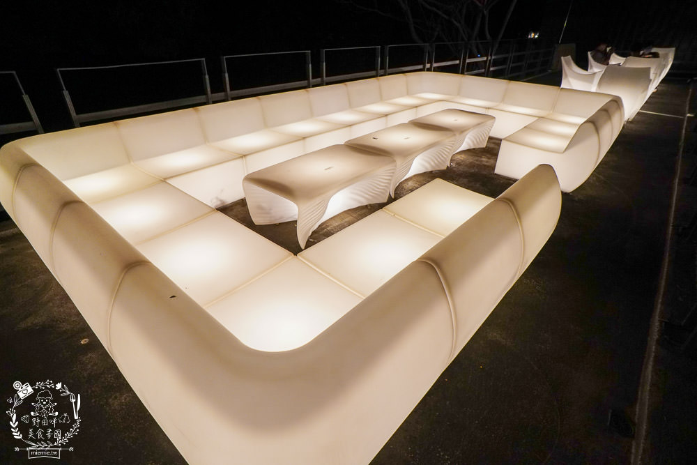 高雄[抒嗜人文茶飲SUNSAY]鳳山超浪漫露天咖啡廳!到了夜晚還會閃閃發光~