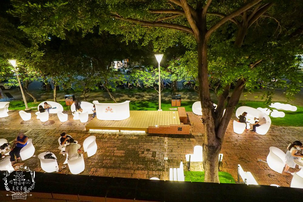 高雄[抒嗜人文茶飲SUNSAY]鳳山超浪漫露天咖啡廳!到了夜晚還會閃閃發光~