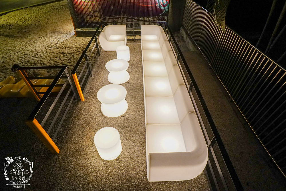 高雄[抒嗜人文茶飲SUNSAY]鳳山超浪漫露天咖啡廳!到了夜晚還會閃閃發光~