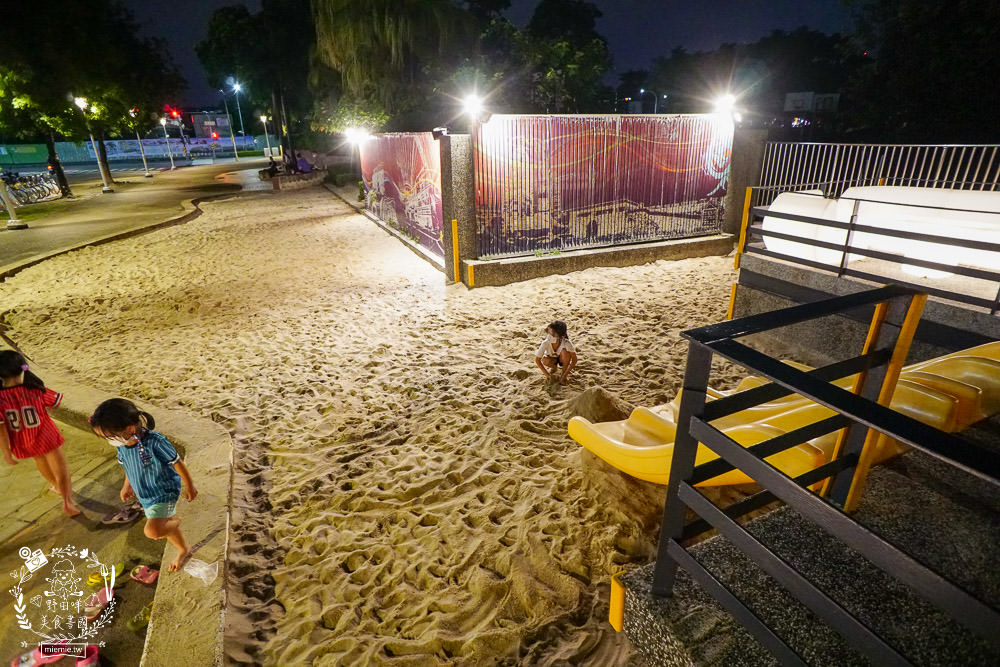 高雄[抒嗜人文茶飲SUNSAY]鳳山超浪漫露天咖啡廳!到了夜晚還會閃閃發光~