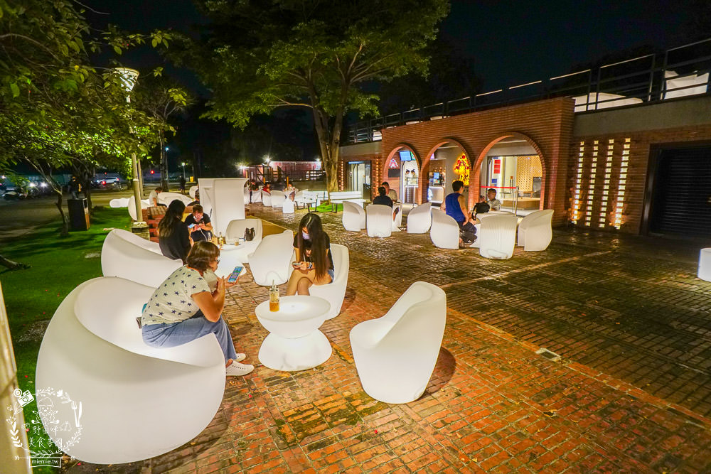 高雄[抒嗜人文茶飲SUNSAY]鳳山超浪漫露天咖啡廳!到了夜晚還會閃閃發光~