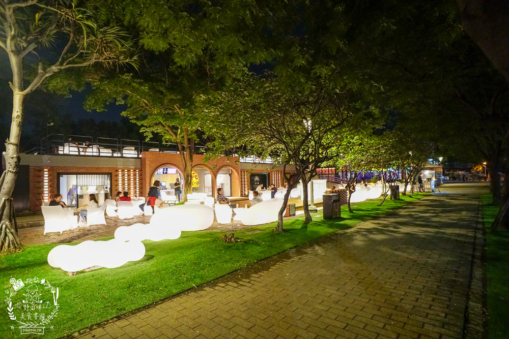 高雄[抒嗜人文茶飲SUNSAY]鳳山超浪漫露天咖啡廳!到了夜晚還會閃閃發光~