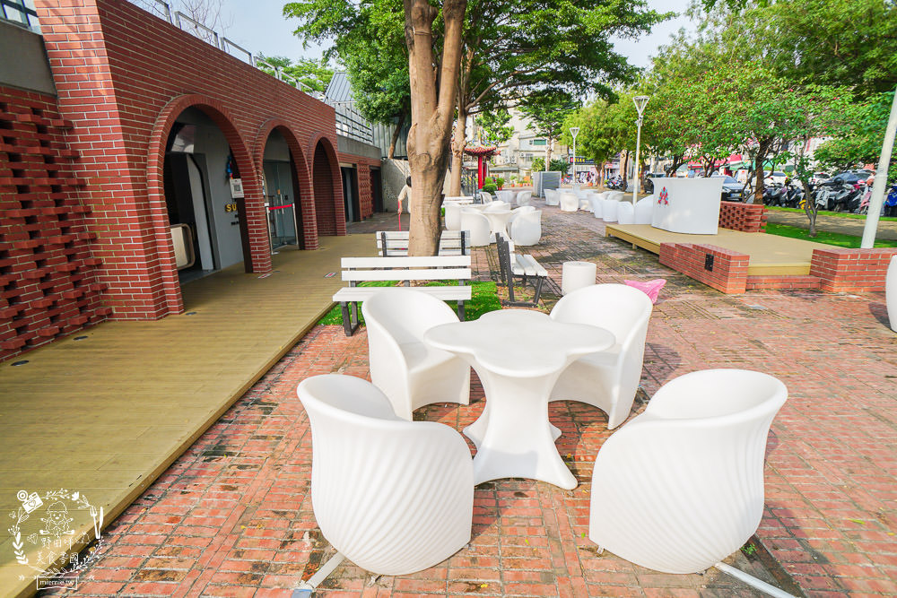 高雄[抒嗜人文茶飲SUNSAY]鳳山超浪漫露天咖啡廳!到了夜晚還會閃閃發光~