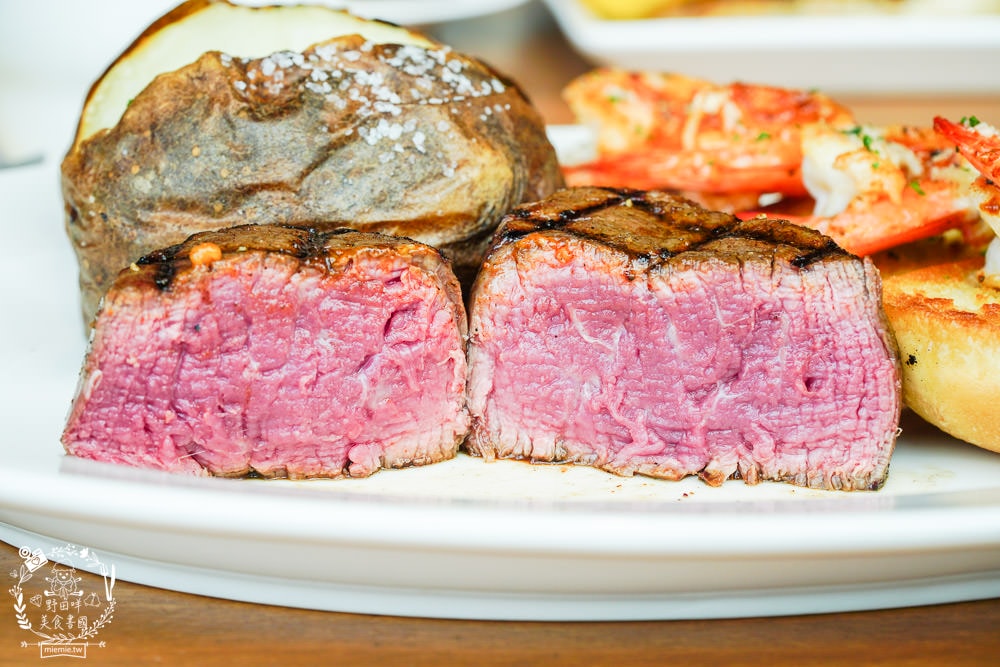 德州鮮切牛排Texas Roadhouse美國連鎖牛排店全亞洲第一間在台北微風松高店!超厲害鮮切冷藏牛肉剛開幕常常訂不到位?