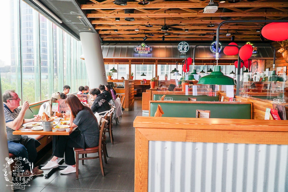 德州鮮切牛排Texas Roadhouse美國連鎖牛排店全亞洲第一間在台北微風松高店!超厲害鮮切冷藏牛肉剛開幕常常訂不到位?