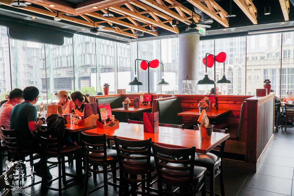 德州鮮切牛排Texas Roadhouse美國連鎖牛排店全亞洲第一間在台北微風松高店!超厲害鮮切冷藏牛肉剛開幕常常訂不到位?