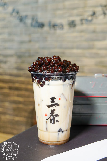 高雄[三茶手作飲品文山店]超誇張!每逢夜晚人多到像隔天不用上班?鮮奶珍珠分量多到吸不完?