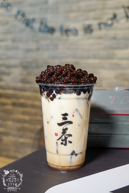 高雄[三茶手作飲品文山店]超誇張!每逢夜晚人多到像隔天不用上班?鮮奶珍珠分量多到吸不完?