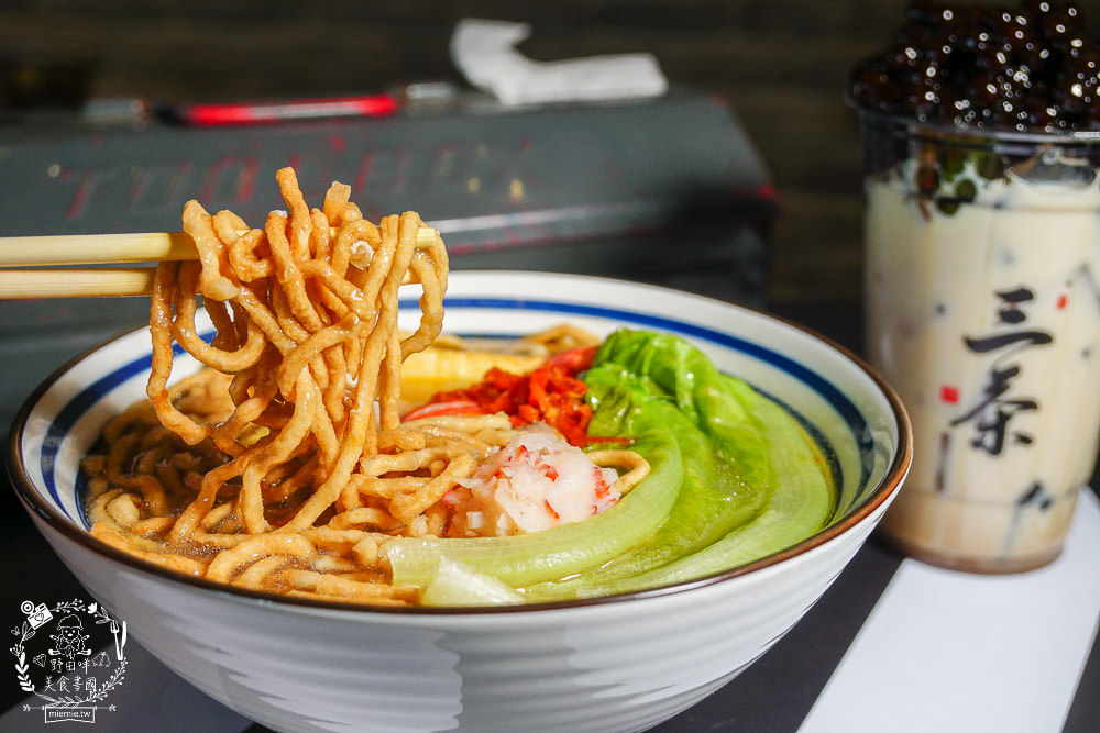 高雄[三茶手作飲品文山店]超誇張!每逢夜晚人多到像隔天不用上班?鮮奶珍珠分量多到吸不完?