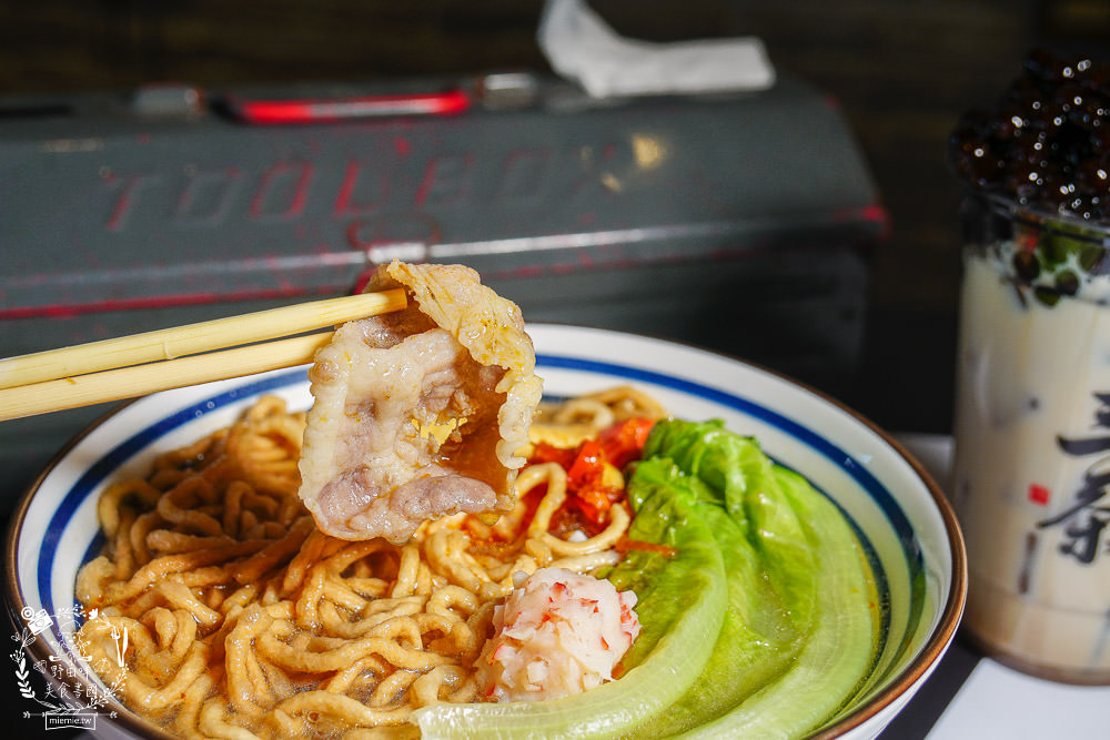 高雄[三茶手作飲品文山店]超誇張!每逢夜晚人多到像隔天不用上班?鮮奶珍珠分量多到吸不完?