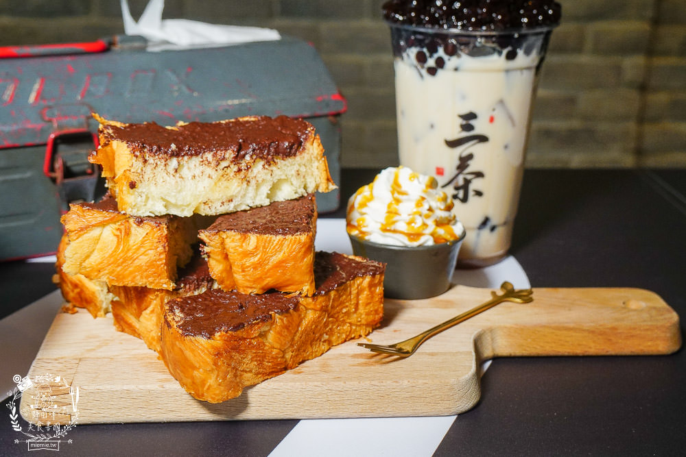 高雄[三茶手作飲品文山店]超誇張!每逢夜晚人多到像隔天不用上班?鮮奶珍珠分量多到吸不完?