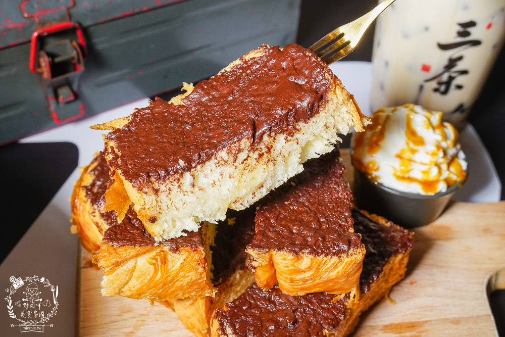 高雄[三茶手作飲品文山店]超誇張!每逢夜晚人多到像隔天不用上班?鮮奶珍珠分量多到吸不完?