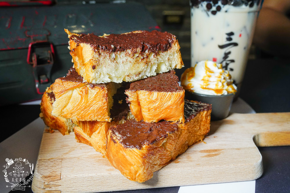 高雄[三茶手作飲品文山店]超誇張!每逢夜晚人多到像隔天不用上班?鮮奶珍珠分量多到吸不完?