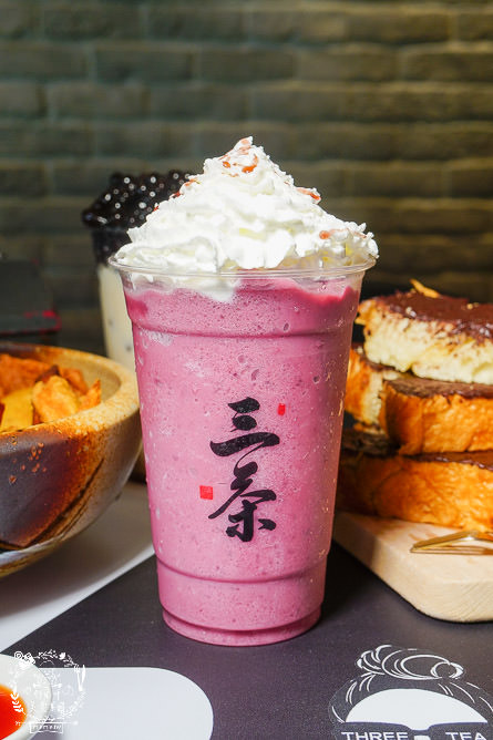 高雄[三茶手作飲品文山店]超誇張!每逢夜晚人多到像隔天不用上班?鮮奶珍珠分量多到吸不完?