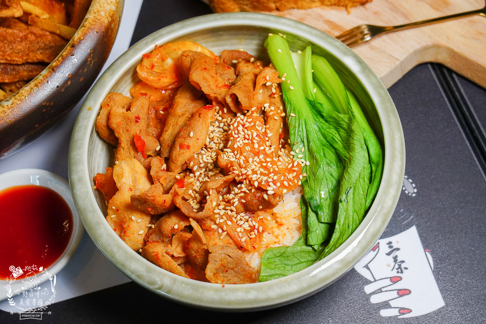 高雄[三茶手作飲品文山店]超誇張!每逢夜晚人多到像隔天不用上班?鮮奶珍珠分量多到吸不完?