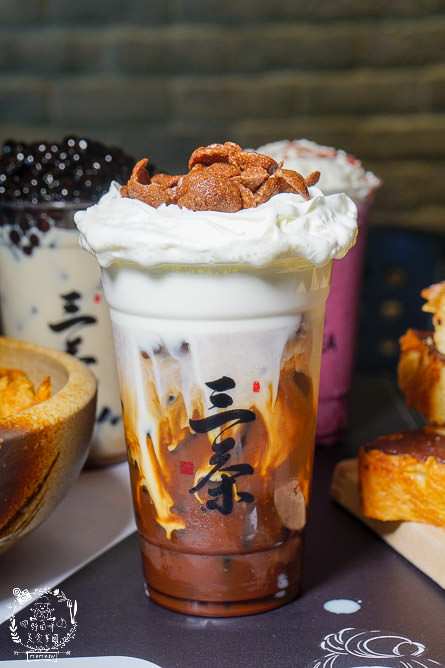 高雄[三茶手作飲品文山店]超誇張!每逢夜晚人多到像隔天不用上班?鮮奶珍珠分量多到吸不完?