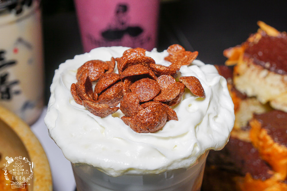 高雄[三茶手作飲品文山店]超誇張!每逢夜晚人多到像隔天不用上班?鮮奶珍珠分量多到吸不完?