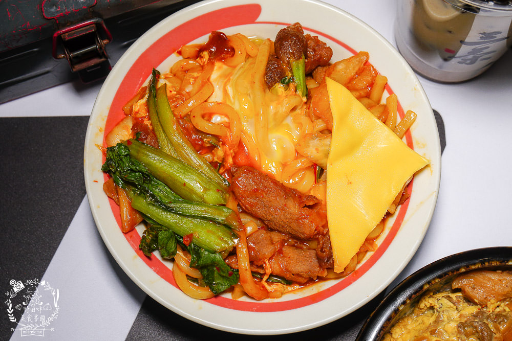 高雄[三茶手作飲品文山店]超誇張!每逢夜晚人多到像隔天不用上班?鮮奶珍珠分量多到吸不完?