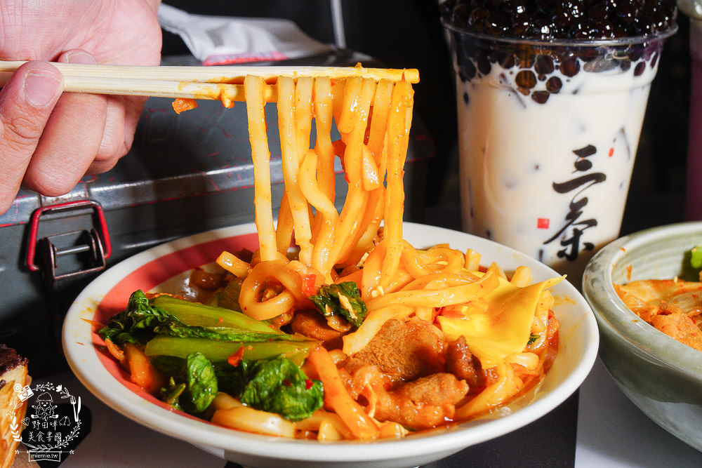 高雄[三茶手作飲品文山店]超誇張!每逢夜晚人多到像隔天不用上班?鮮奶珍珠分量多到吸不完?