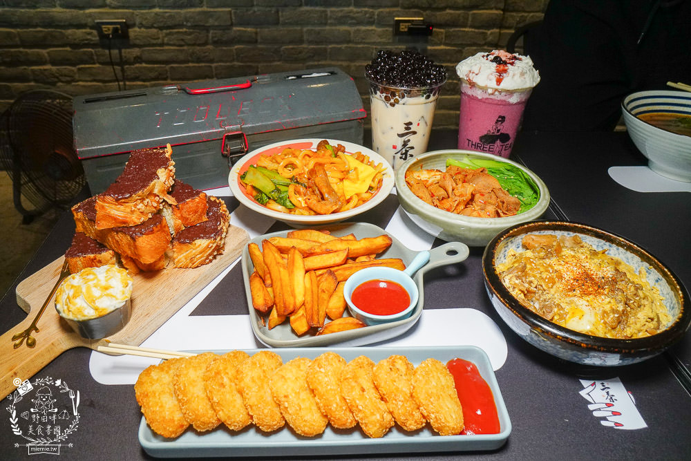 高雄[三茶手作飲品文山店]超誇張!每逢夜晚人多到像隔天不用上班?鮮奶珍珠分量多到吸不完?