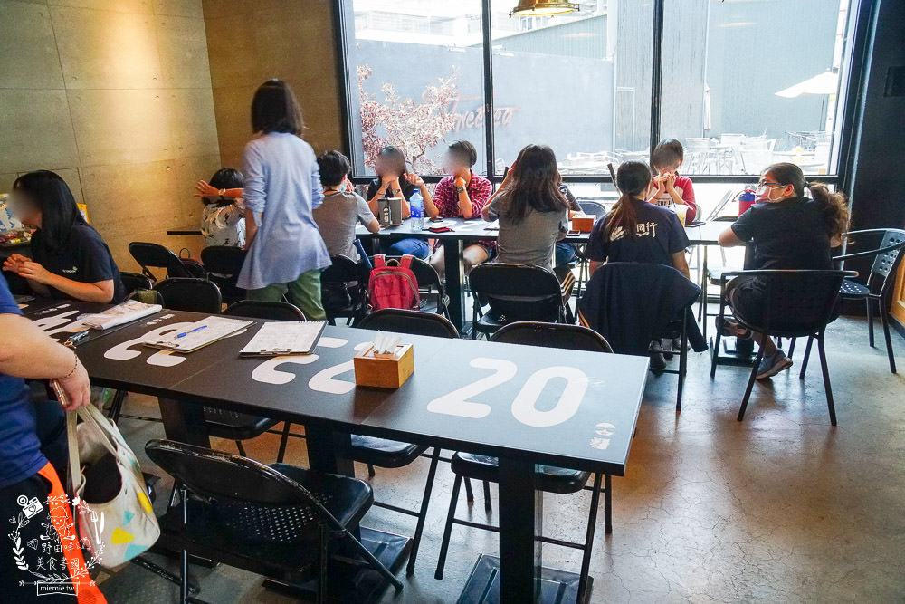 高雄[三茶手作飲品文山店]超誇張!每逢夜晚人多到像隔天不用上班?鮮奶珍珠分量多到吸不完?