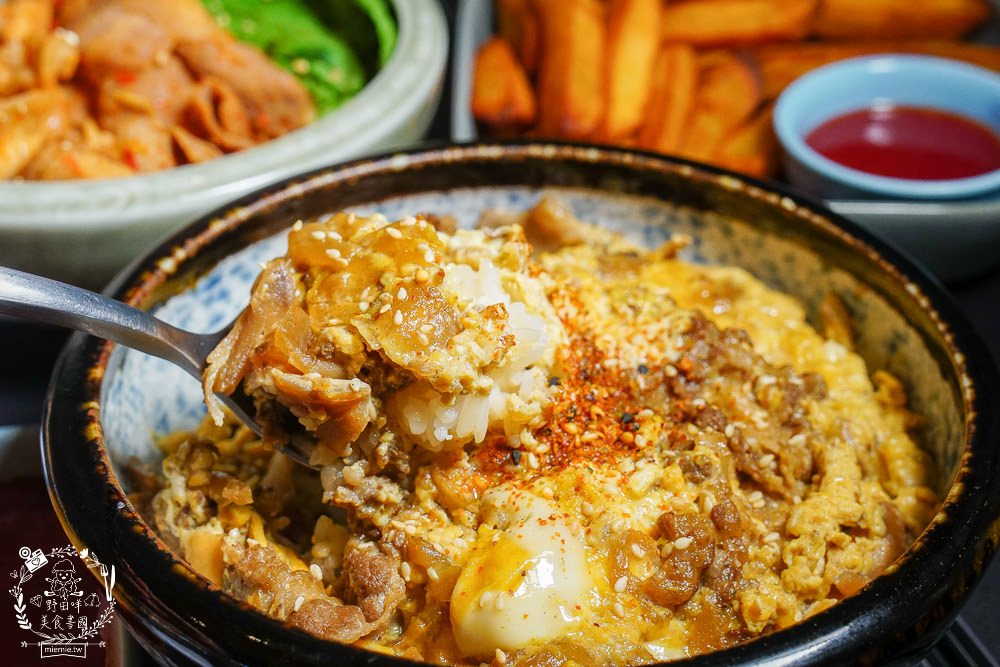 高雄[三茶手作飲品文山店]超誇張!每逢夜晚人多到像隔天不用上班?鮮奶珍珠分量多到吸不完?