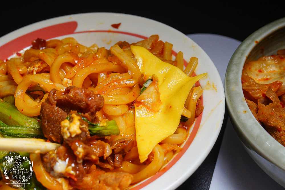 高雄[三茶手作飲品文山店]超誇張!每逢夜晚人多到像隔天不用上班?鮮奶珍珠分量多到吸不完?