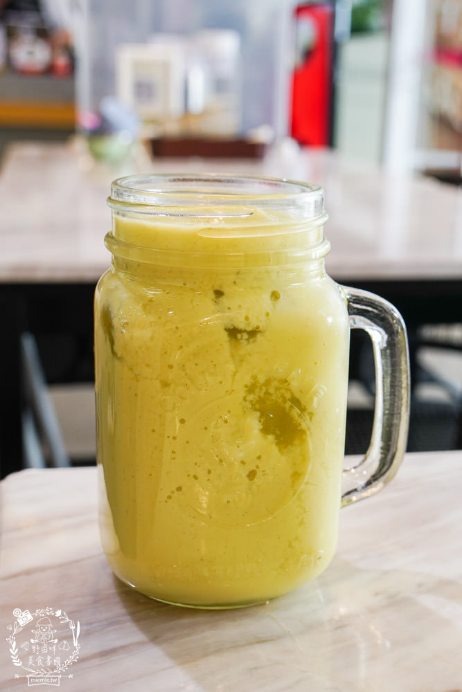 高雄親子餐廳|弄咖啡親子餐廳|超夢幻歐洲野餐婚禮風x木馬球池超好玩