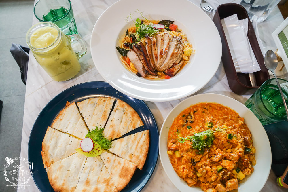 高雄親子餐廳|弄咖啡親子餐廳|超夢幻歐洲野餐婚禮風x木馬球池超好玩