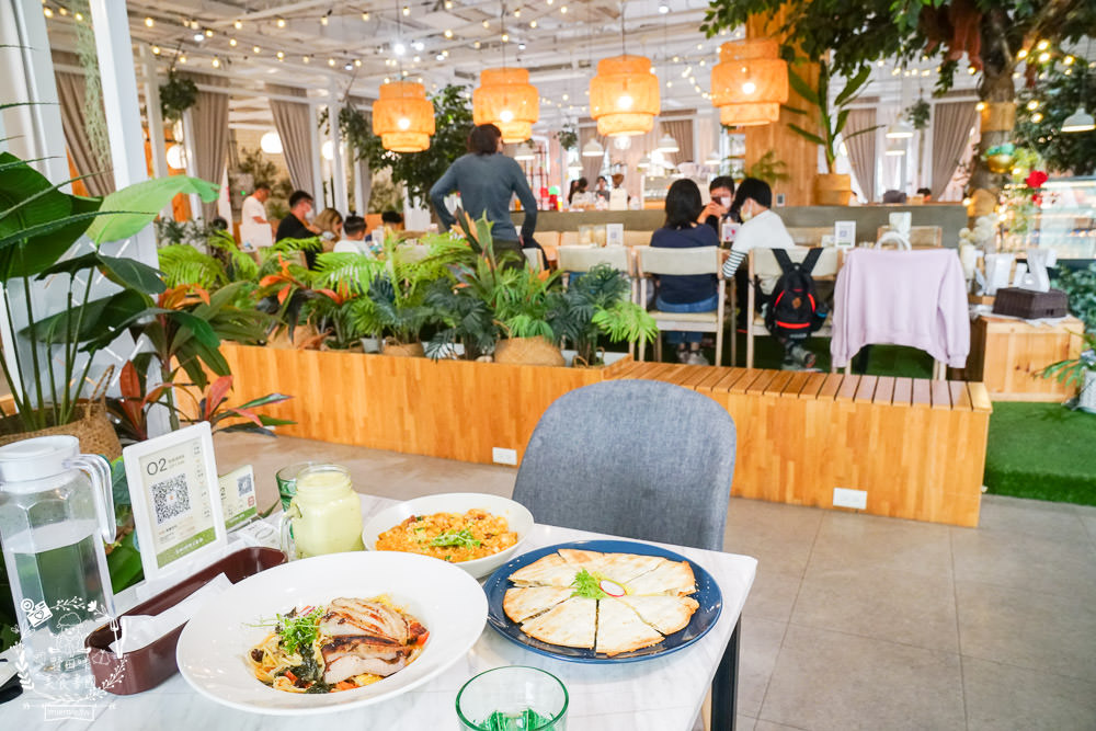 高雄親子餐廳|弄咖啡親子餐廳|超夢幻歐洲野餐婚禮風x木馬球池超好玩