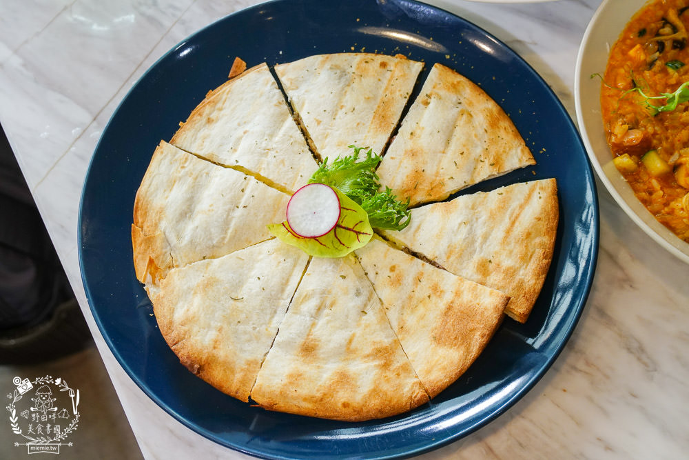 高雄親子餐廳|弄咖啡親子餐廳|超夢幻歐洲野餐婚禮風x木馬球池超好玩