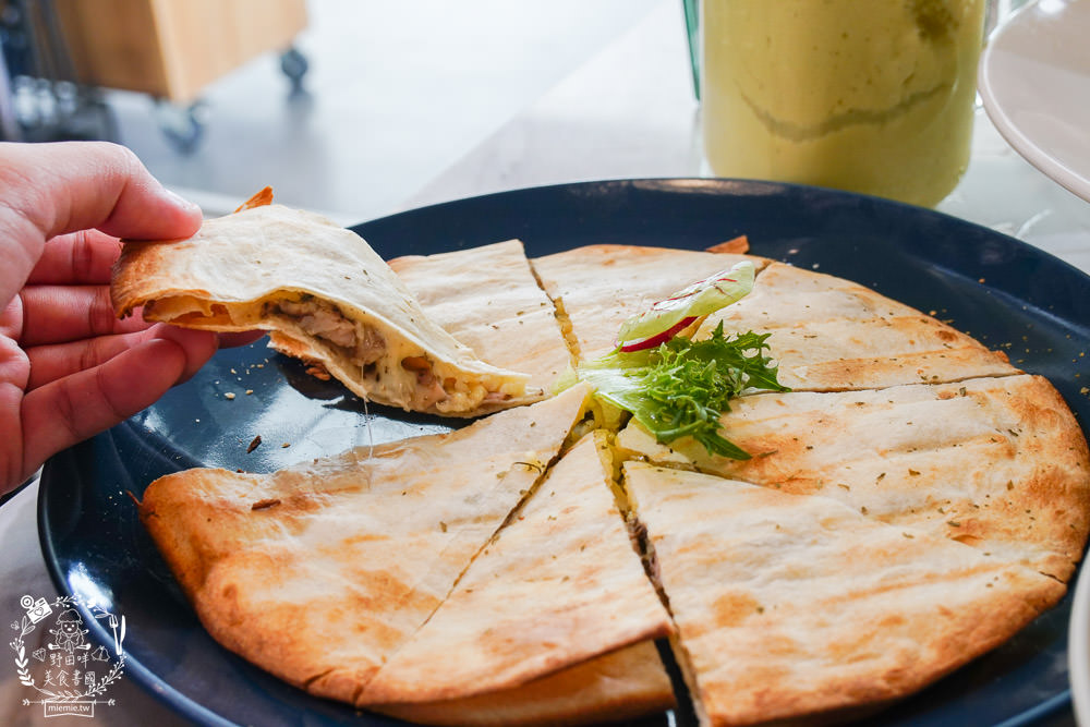 高雄親子餐廳|弄咖啡親子餐廳|超夢幻歐洲野餐婚禮風x木馬球池超好玩