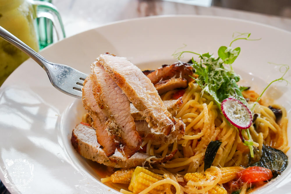 高雄親子餐廳|弄咖啡親子餐廳|超夢幻歐洲野餐婚禮風x木馬球池超好玩