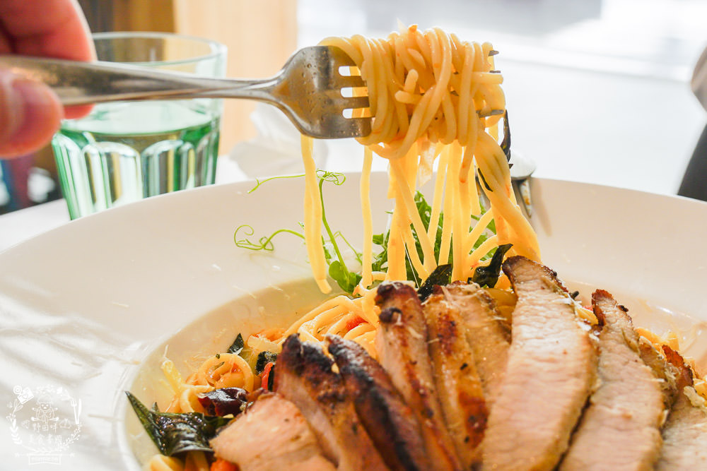 高雄親子餐廳|弄咖啡親子餐廳|超夢幻歐洲野餐婚禮風x木馬球池超好玩