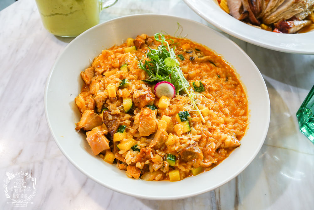 高雄親子餐廳|弄咖啡親子餐廳|超夢幻歐洲野餐婚禮風x木馬球池超好玩