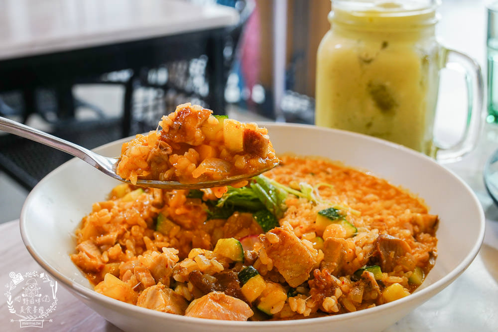 高雄親子餐廳|弄咖啡親子餐廳|超夢幻歐洲野餐婚禮風x木馬球池超好玩