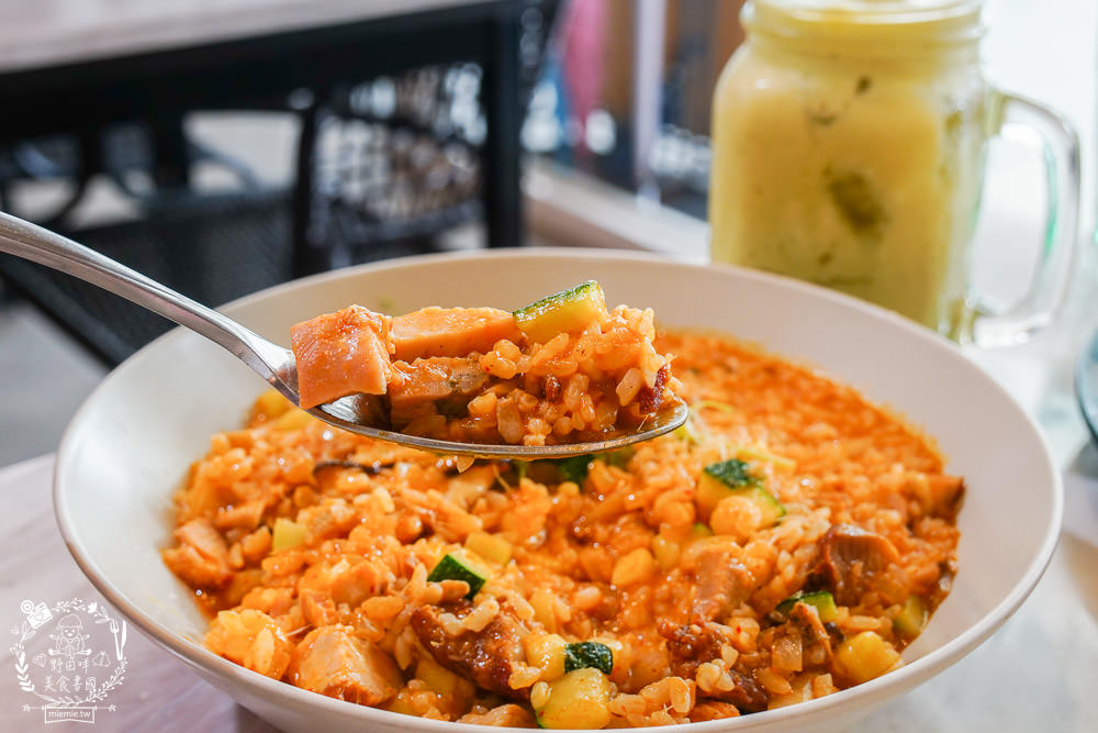 高雄親子餐廳|弄咖啡親子餐廳|超夢幻歐洲野餐婚禮風x木馬球池超好玩