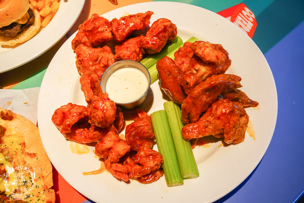 HOOTERS信義店|台北有辣妹熱舞搖呼拉圈的景觀餐廳!超貼心的桌邊剝蝦服務吸引超多人包場聚餐!