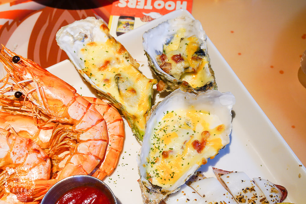 HOOTERS信義店|台北有辣妹熱舞搖呼拉圈的景觀餐廳!超貼心的桌邊剝蝦服務吸引超多人包場聚餐!