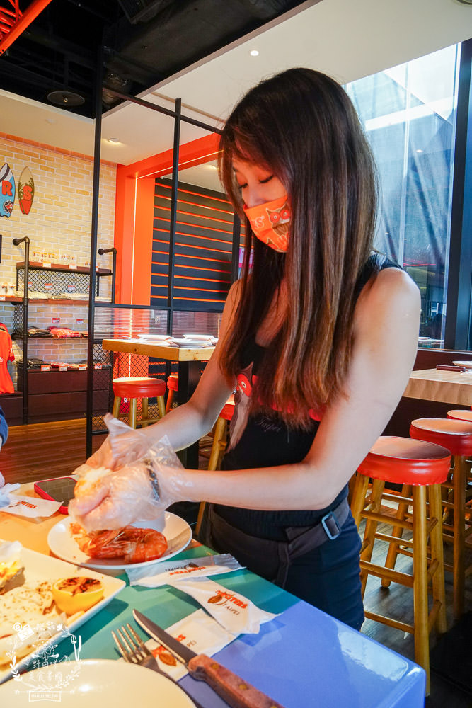 HOOTERS信義店|台北有辣妹熱舞搖呼拉圈的景觀餐廳!超貼心的桌邊剝蝦服務吸引超多人包場聚餐!