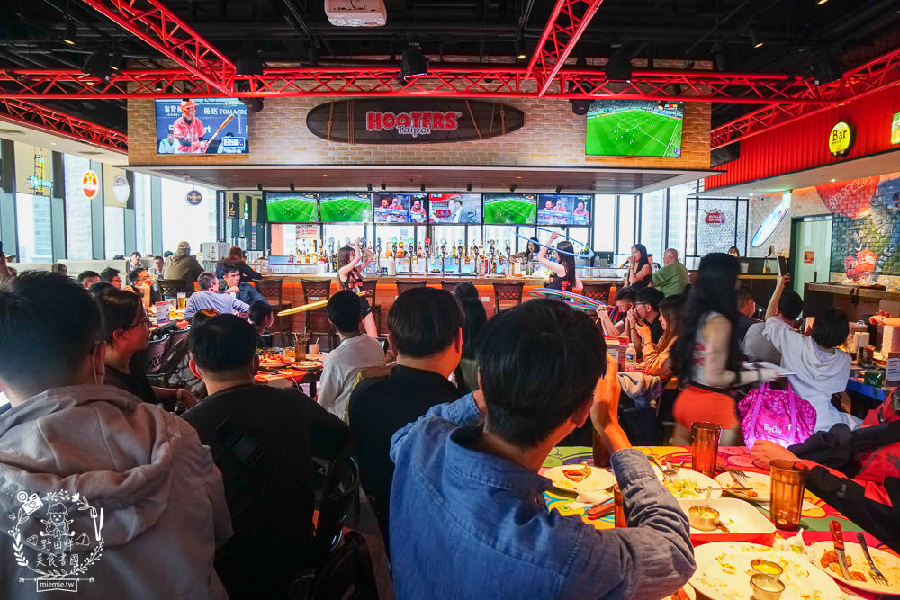 HOOTERS信義店|台北有辣妹熱舞搖呼拉圈的景觀餐廳!超貼心的桌邊剝蝦服務吸引超多人包場聚餐!